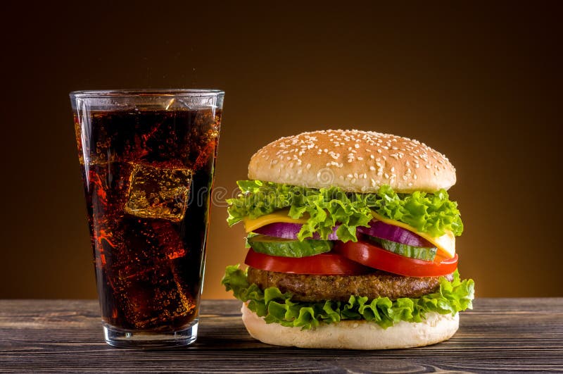 Hamburger e coke casalinghi fotografia stock libera da diritti