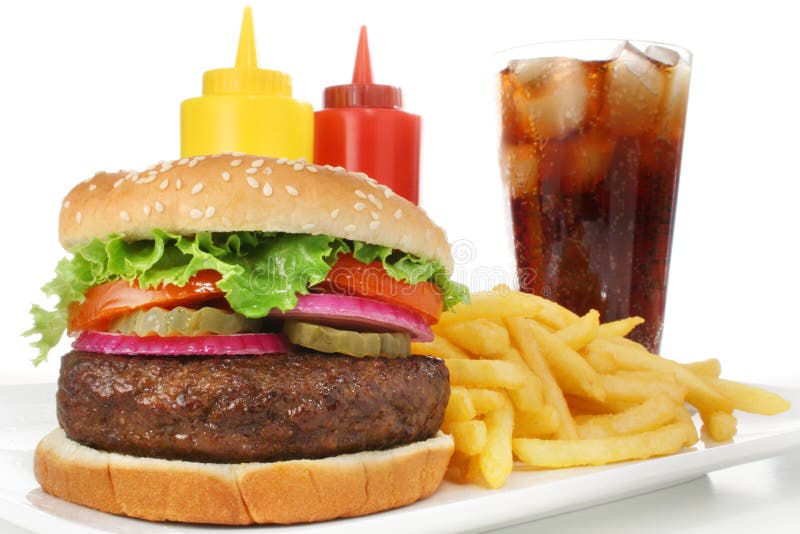 Hamburger fast food jedlom podávame s hranolky, sóda, piť, kečup a horčica.