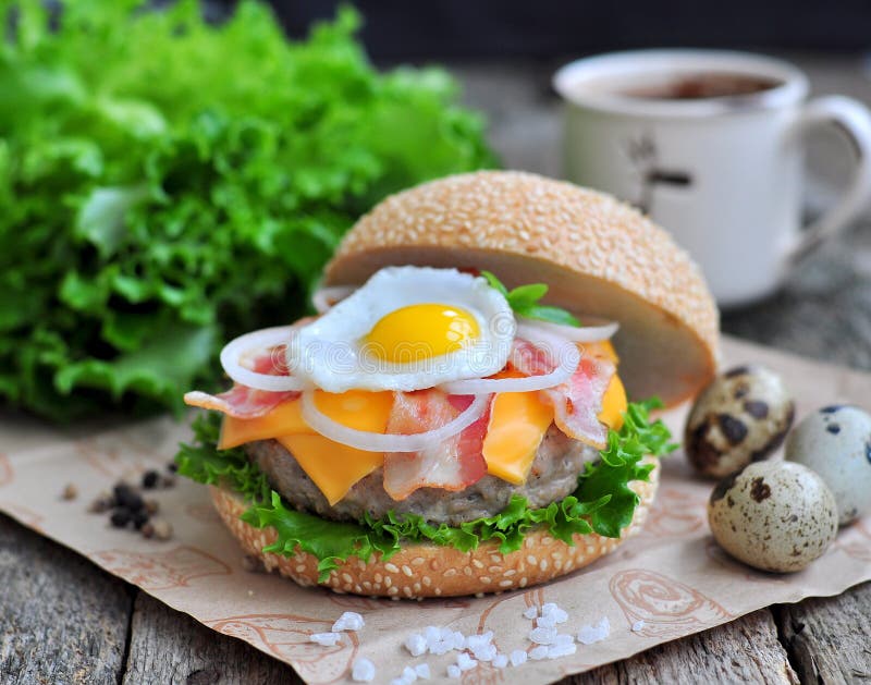 Hamburger, Hamburger Con Manzo Arrostito, Uovo, Formaggio, Bacon E