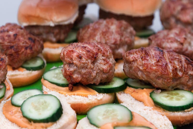 Hamburger i babeczki Piec na grillu na ogieniu Domowej roboty hamburgery obraz royalty free Hamburger i babeczki Piec na grillu na ogieniu Domowej roboty hamburgery obraz royalty free