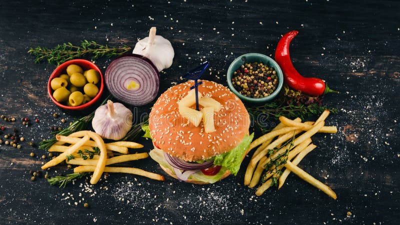Hamburger met ananas, rundvlees en sla Amerikaans traditioneel voedsel royalty-vrije stock fotografie Hamburger met ananas, rundvlees en sla Amerikaans traditioneel voedsel royalty-vrije stock fotografie