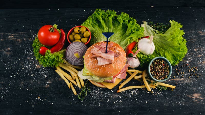 Hamburger met bacon, kaas en sla Amerikaans traditioneel voedsel stock fotografie Hamburger met bacon, kaas en sla Amerikaans traditioneel voedsel stock fotografie