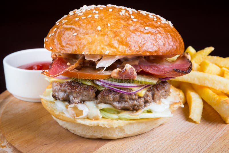 Hamburger met Frieten royalty-vrije stock afbeeldingen