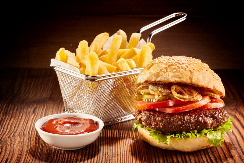 Hamburger Met Frieten En Ketchup Stock Afbeelding Image of rundvlees