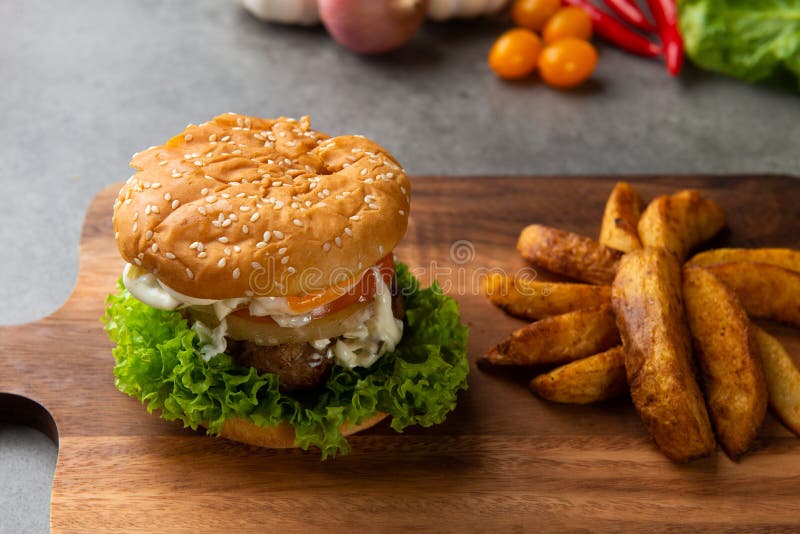 Hamburger met geroosterde ananas stock fotografie Hamburger met geroosterde ananas stock fotografie