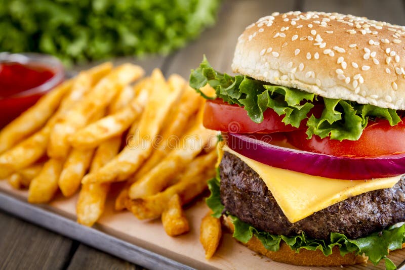 Hamburger na sezamowego ziarna babeczce z dłoniakami zdjęcia royalty free Hamburger na sezamowego ziarna babeczce z dłoniakami zdjęcia royalty free