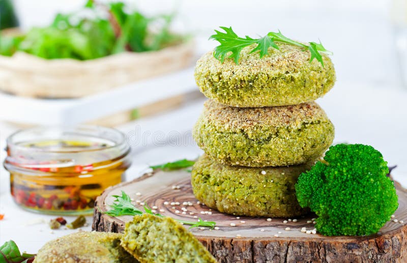 Hamburger sano con i broccoli, tortino del vegano degli spinaci fotografia stock libera da diritti Hamburger sano con i broccoli, tortino del vegano degli spinaci fotografia stock libera da diritti
