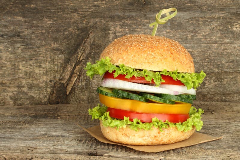 Hamburger vegano sano con verdure crude immagine stock libera da diritti