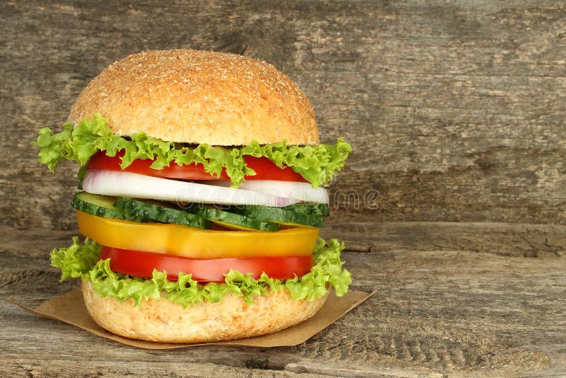 Hamburger vegano sano con verdure crude fotografia stock