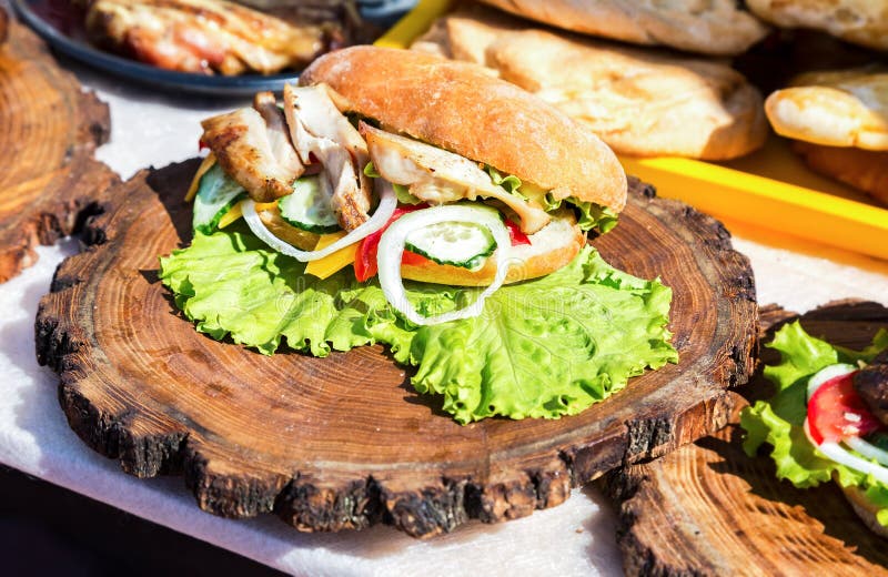 Hamburger z kurczaka mięsa, serowych i świeżych warzywami, obrazy stock Hamburger z kurczaka mięsa, serowych i świeżych warzywami, obrazy stock