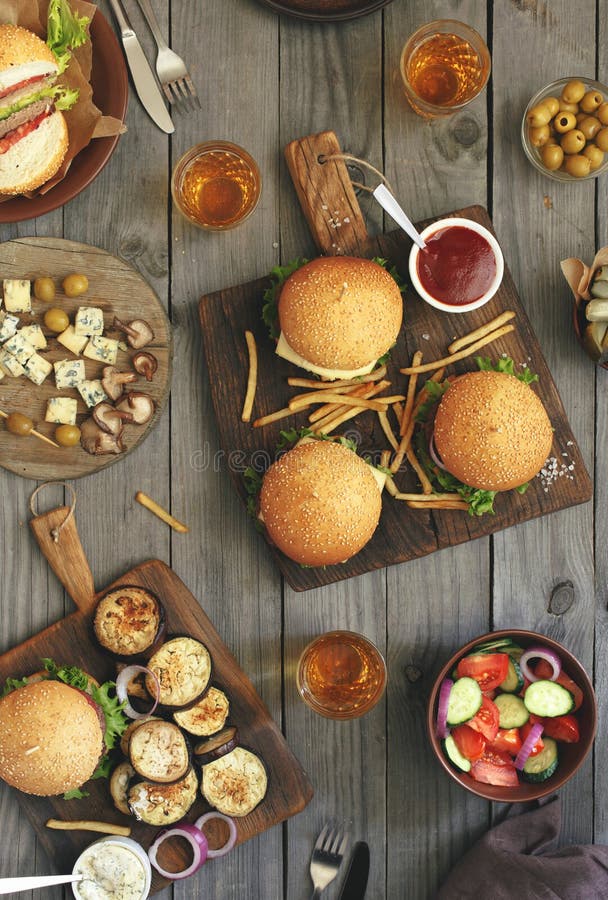 Hamburgers avec la nourriture différente photo stock Hamburgers avec la nourriture différente photo stock