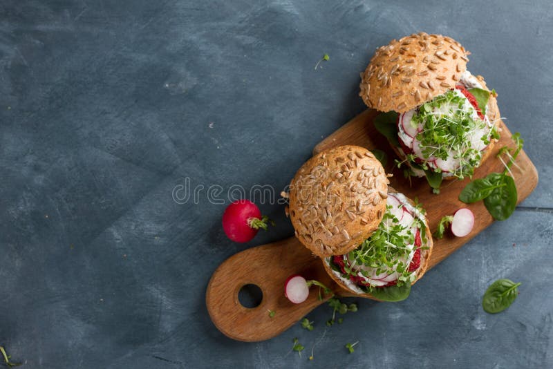 Hamburgers de betterave de couscous de Veggie photographie stock libre de droits Hamburgers de betterave de couscous de Veggie photographie stock libre de droits