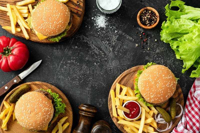 Hamburgers, hamburgers, pommes frites et légumes frais E images stock Hamburgers, hamburgers, pommes frites et légumes frais E images stock