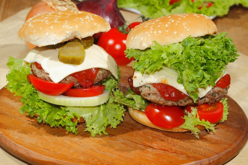 Hamburgers, snel voedsel, hamburger, hamburgerlapje vlees, sla, tomaat, stock fotografie Hamburgers, snel voedsel, hamburger, hamburgerlapje vlees, sla, tomaat, stock fotografie