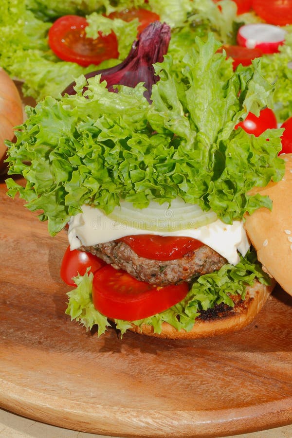Hamburgers, snel voedsel, hamburger, hamburgerlapje vlees, sla, tomaat, royalty-vrije stock fotografie Hamburgers, snel voedsel, hamburger, hamburgerlapje vlees, sla, tomaat, royalty-vrije stock fotografie