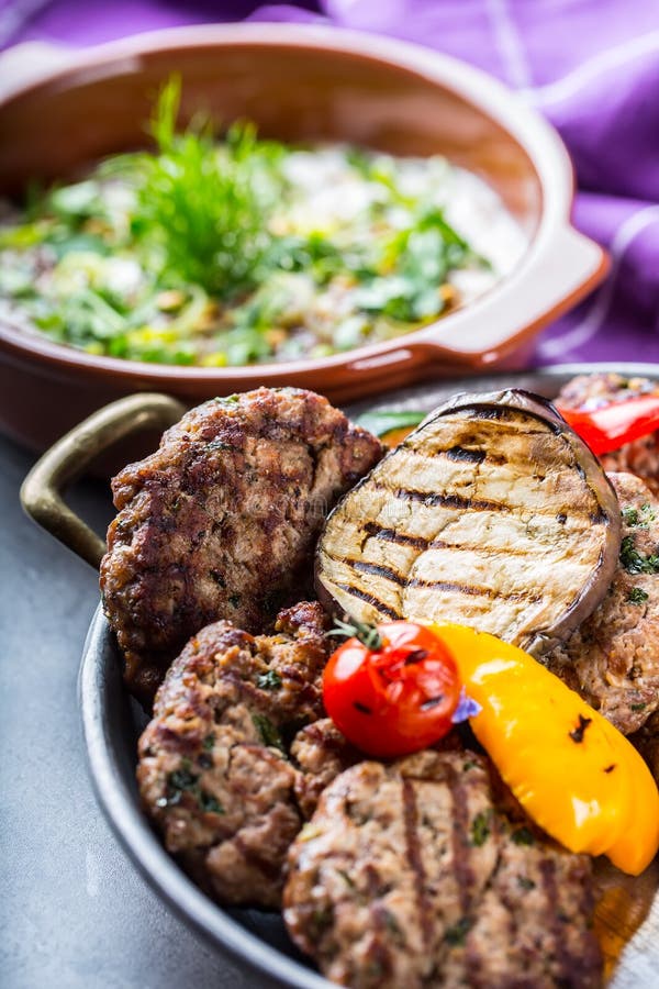 hamburgery Grillów hamburgery Minced hamburgery Piec hamburgery z piec na grillu jarzynową i zielarską dekoracją Minced mięso pie zdjęcie stock hamburgery Grillów hamburgery Minced hamburgery Piec hamburgery z piec na grillu jarzynową i zielarską dekoracją Minced mięso pie zdjęcie stock