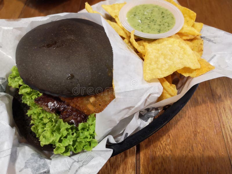 Hamburgery i tortilla układy scaleni zdjęcie stock Hamburgery i tortilla układy scaleni zdjęcie stock