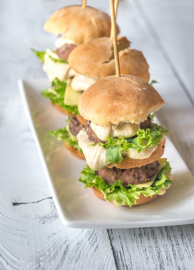 Hamburgery na białym talerzu obrazy stock Hamburgery na białym talerzu obrazy stock