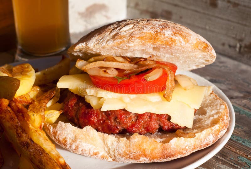 Hamburguer assado feito casa da carne imagens de stock Hamburguer assado feito casa da carne imagens de stock