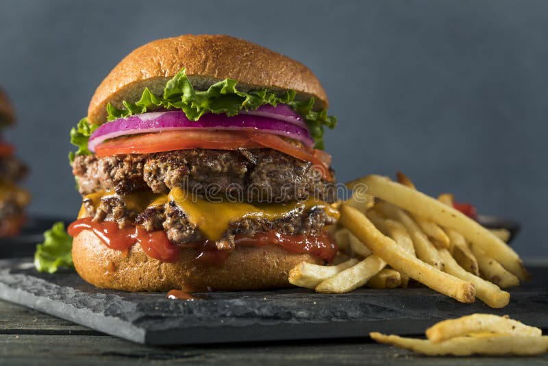 Hambúrguer Caseiro de Queijo Esmagado foto de stock royalty free