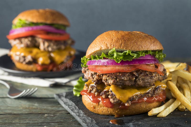 Hambúrguer Caseiro de Queijo Esmagado fotos de stock