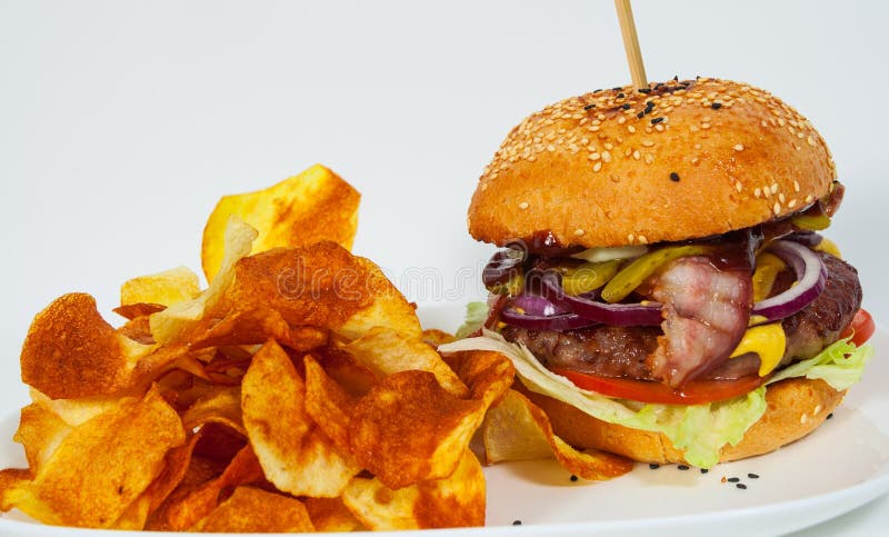 Hamburguer com as microplaquetas da cebola e de batata do tomate do rissol de carne fotografia de stock royalty free Hamburguer com as microplaquetas da cebola e de batata do tomate do rissol de carne fotografia de stock royalty free