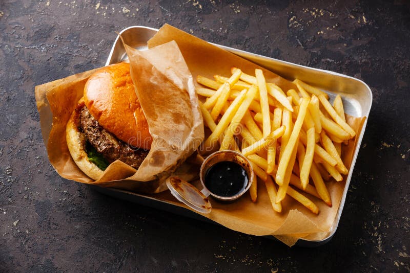 Hamburguer com carne e batatas fritas fotografia de stock Hamburguer com carne e batatas fritas fotografia de stock