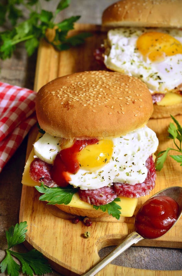Hamburguer Com Queijo, Salame E Ovo Frito Foto de Stock Imagem de