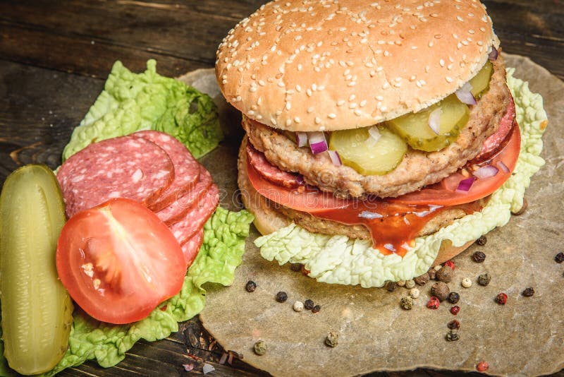 Hamburguer Com Salame E Vegetais Foto de Stock Imagem de jantar