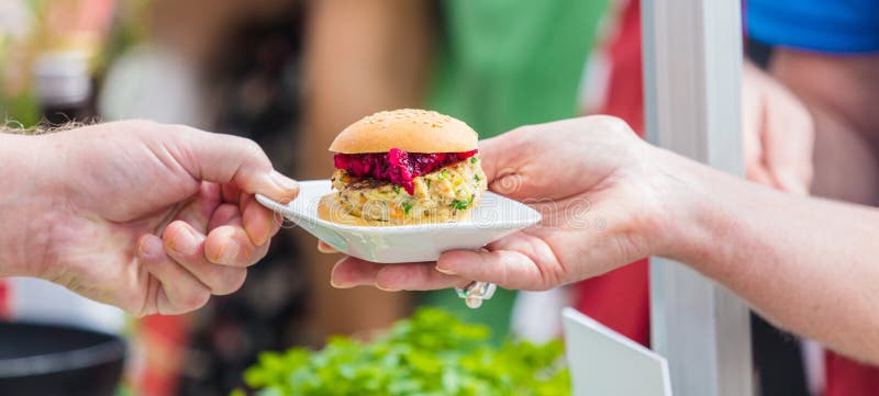 Hamburguer de Vegitarian no festival do alimento da rua imagens de stock royalty free Hamburguer de Vegitarian no festival do alimento da rua imagens de stock royalty free