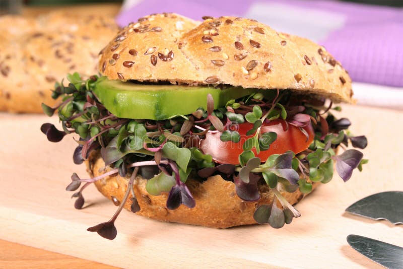 Hamburguer do vegetariano com microgreens frescos fotos de stock royalty free Hamburguer do vegetariano com microgreens frescos fotos de stock royalty free
