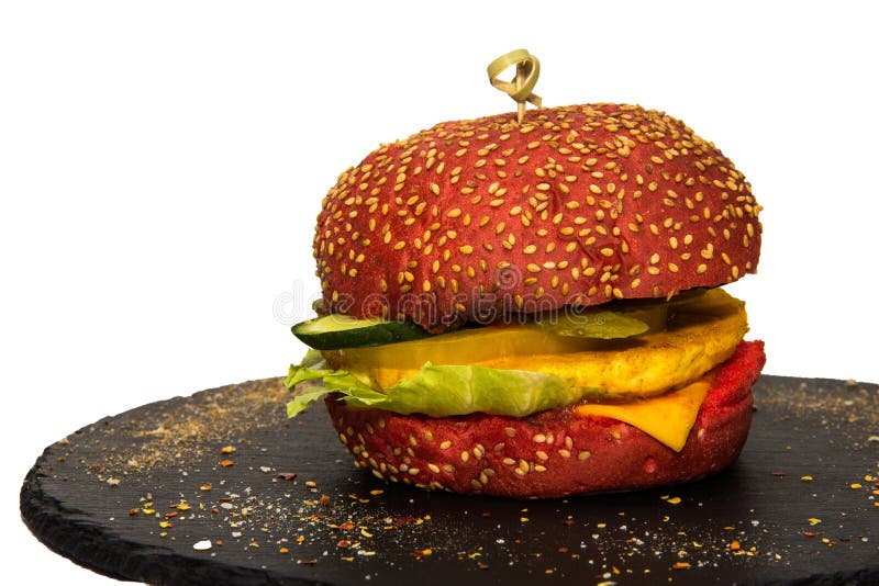 Hamburguer do vegetariano com queijo, pepinos, pimentas doces em uma placa lisa de pedra preta imagem de stock royalty free Hamburguer do vegetariano com queijo, pepinos, pimentas doces em uma placa lisa de pedra preta imagem de stock royalty free
