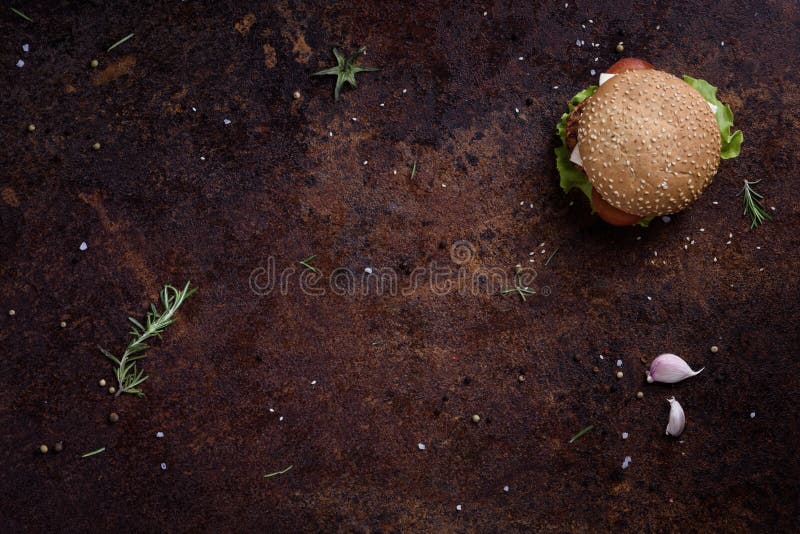 Hamburguer grelhado da carne com alface e maionese em uma tabela ou em um contador rústico Copyspace, configuração lisa, acima da foto de stock Hamburguer grelhado da carne com alface e maionese em uma tabela ou em um contador rústico Copyspace, configuração lisa, acima da foto de stock