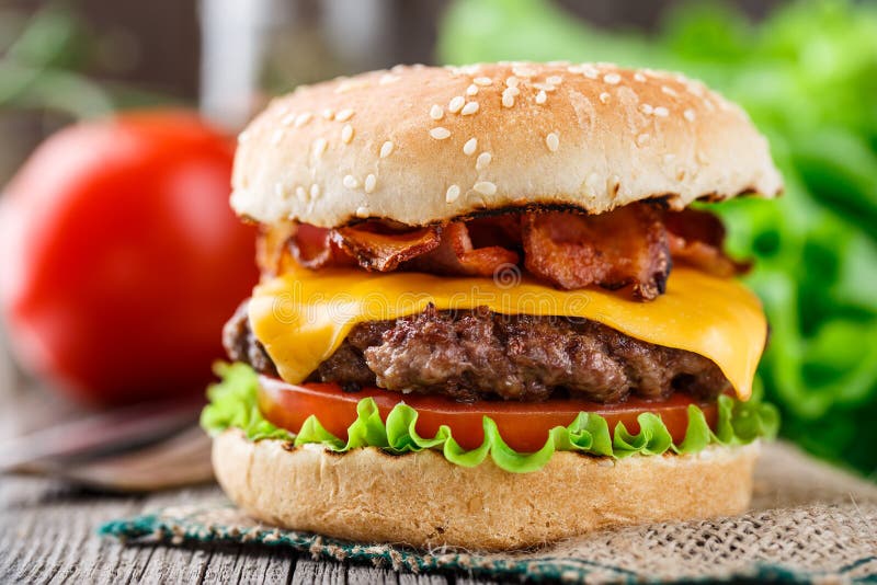 Hamburguesa del tocino con la chuleta de la carne de vaca imagen de archivo libre de regalías Hamburguesa del tocino con la chuleta de la carne de vaca imagen de archivo libre de regalías