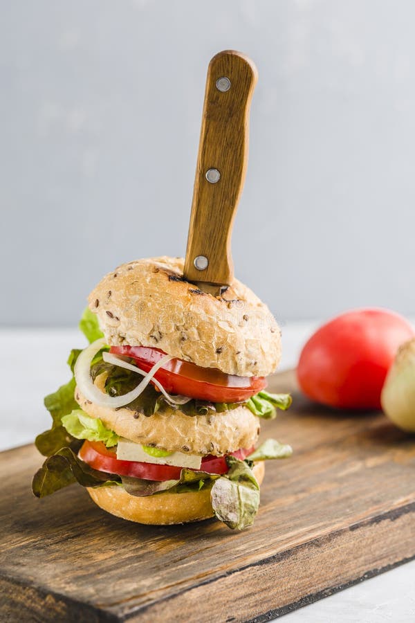 Hamburguesa del vegano con queso y setas del queso de soja foto de archivo libre de regalías Hamburguesa del vegano con queso y setas del queso de soja foto de archivo libre de regalías