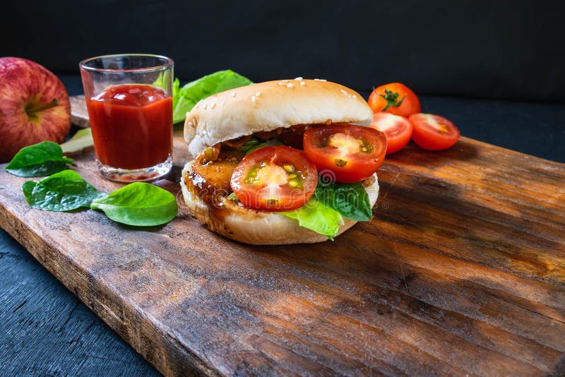 Hamburguesa sabrosa fresca en fondo de madera foto de archivo Hamburguesa sabrosa fresca en fondo de madera foto de archivo