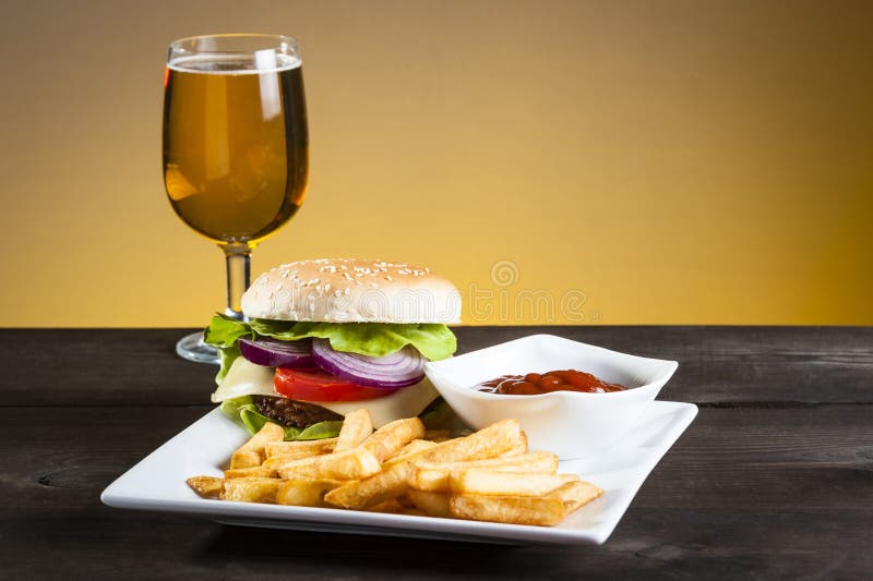 Hamburguesa y microprocesadores y cerveza imagen de archivo libre de regalías Hamburguesa y microprocesadores y cerveza imagen de archivo libre de regalías