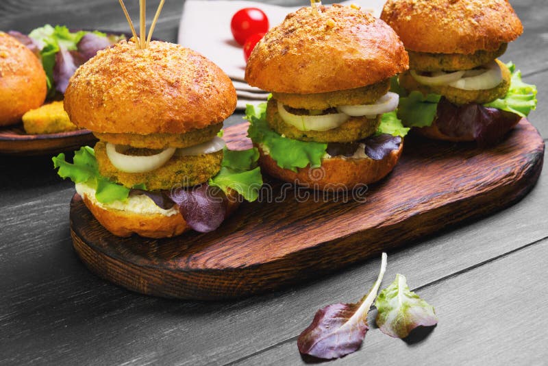 Hamburguesas del vegano con las verduras fotos de archivo libres de regalías Hamburguesas del vegano con las verduras fotos de archivo libres de regalías