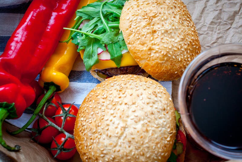 Hamburguesas hechas en casa de la carne de vaca imagen de archivo libre de regalías Hamburguesas hechas en casa de la carne de vaca imagen de archivo libre de regalías