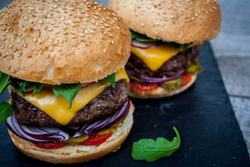 Hamburguesas hechas en casa de la carne de vaca fotografía de archivo libre de regalías Hamburguesas hechas en casa de la carne de vaca fotografía de archivo libre de regalías