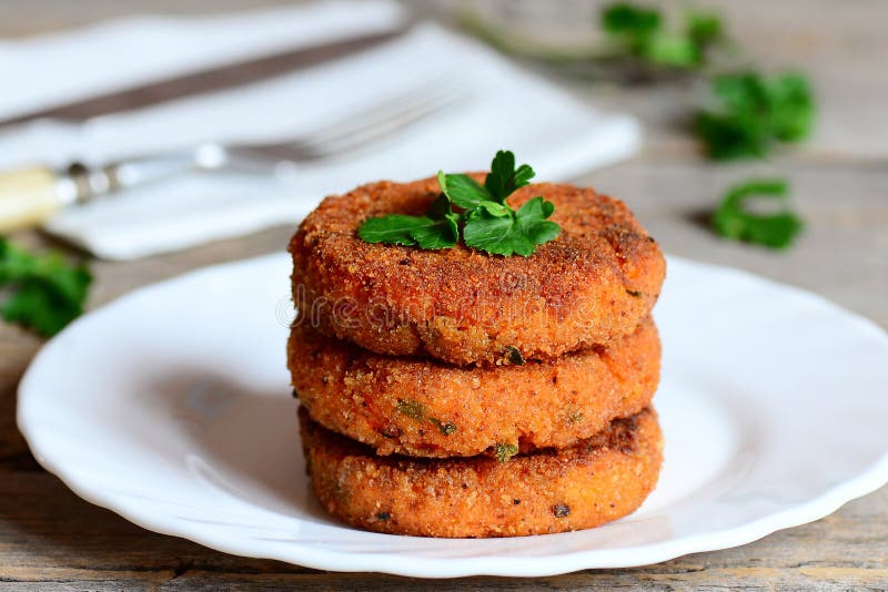 Hamburguesas hechas en casa de la zanahoria en una placa Hamburguesas deliciosas de la zanahoria con las cebollas verdes y el per foto de archivo libre de regalías Hamburguesas hechas en casa de la zanahoria en una placa Hamburguesas deliciosas de la zanahoria con las cebollas verdes y el per foto de archivo libre de regalías