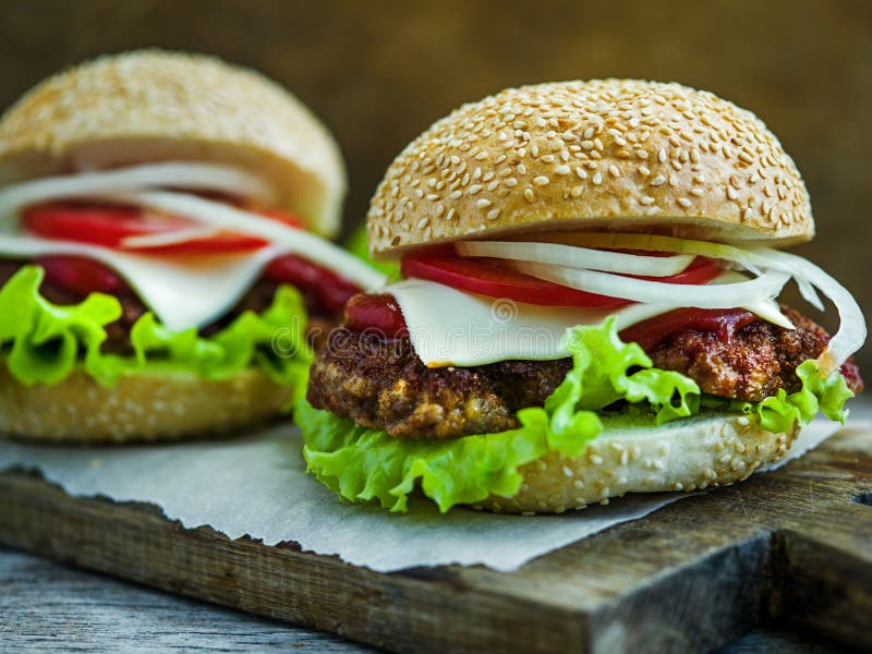 Hamburguesas sabrosas grandes foto de archivo libre de regalías Hamburguesas sabrosas grandes foto de archivo libre de regalías