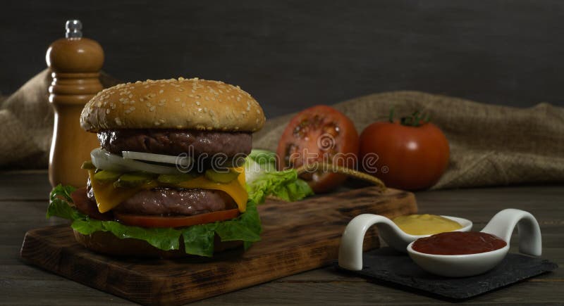 Hambúrguer completo imagens de stock royalty free