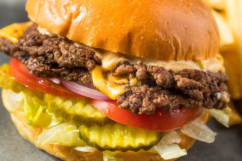 Hambúrguer Caseiro de Queijo Esmagado imagem de stock