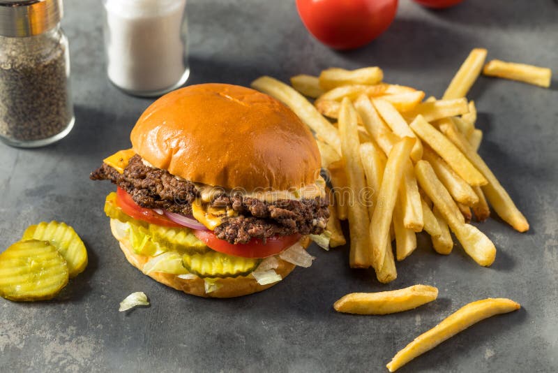 Hambúrguer Caseiro de Queijo Esmagado fotografia de stock