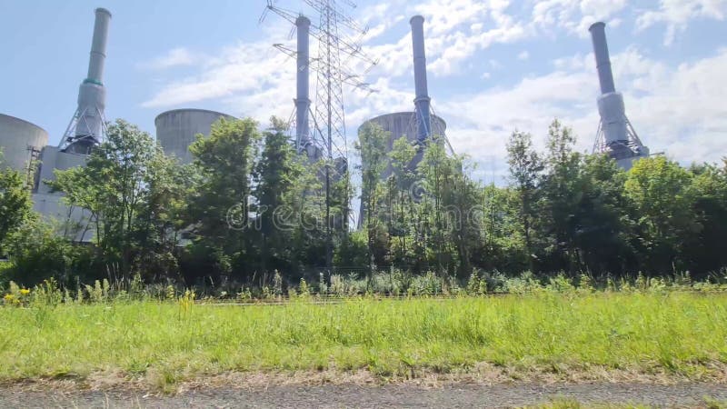 Hamm allemagne 30 juillet 2024 : passer la grande centrale électrique dans le hamm en allemagne par beau temps banque de vidéos