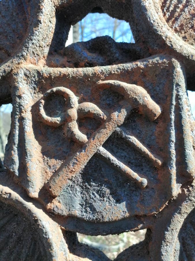 Hammare- och trådskärare som garnering av metalldörren arkivfoto Hammare- och trådskärare som garnering av metalldörren arkivfoto