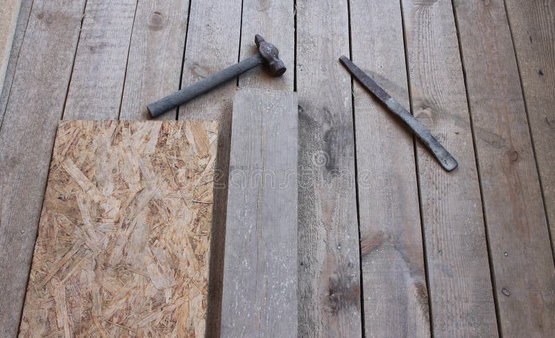 Kladivo páčidlo ležící na dřevěný patro ne přibitý dřevěný zabednit deska.