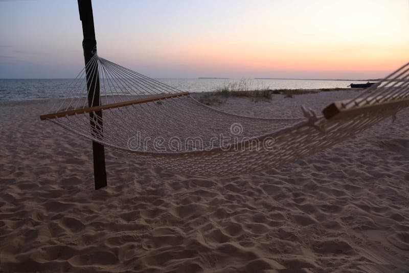 Hammock vazio na praia no pôr do sol fotos de stock Hammock vazio na praia no pôr do sol fotos de stock
