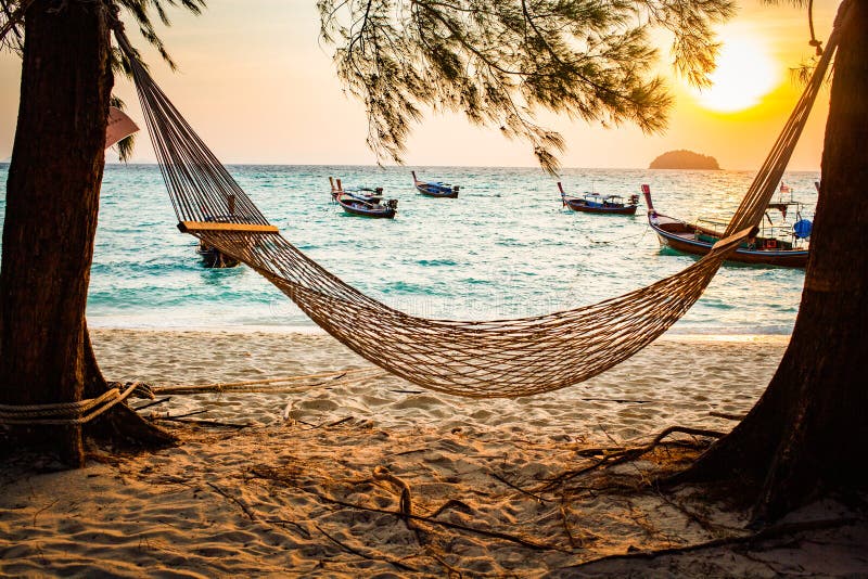 Hammock à beira do sol - relaxamento de férias imagem de stock Hammock à beira do sol - relaxamento de férias imagem de stock